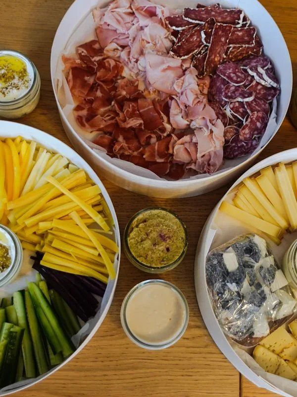 Buffet : planches de charcuterie, de fromages et de légumes croquants